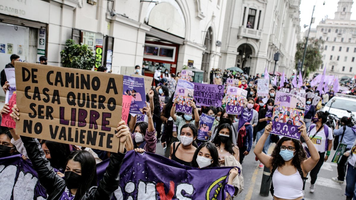 Decenas de personas participan en una marcha contra la violencia de genero, en Lima (Perú), en una fotografía de archivo. EFE/Stringer