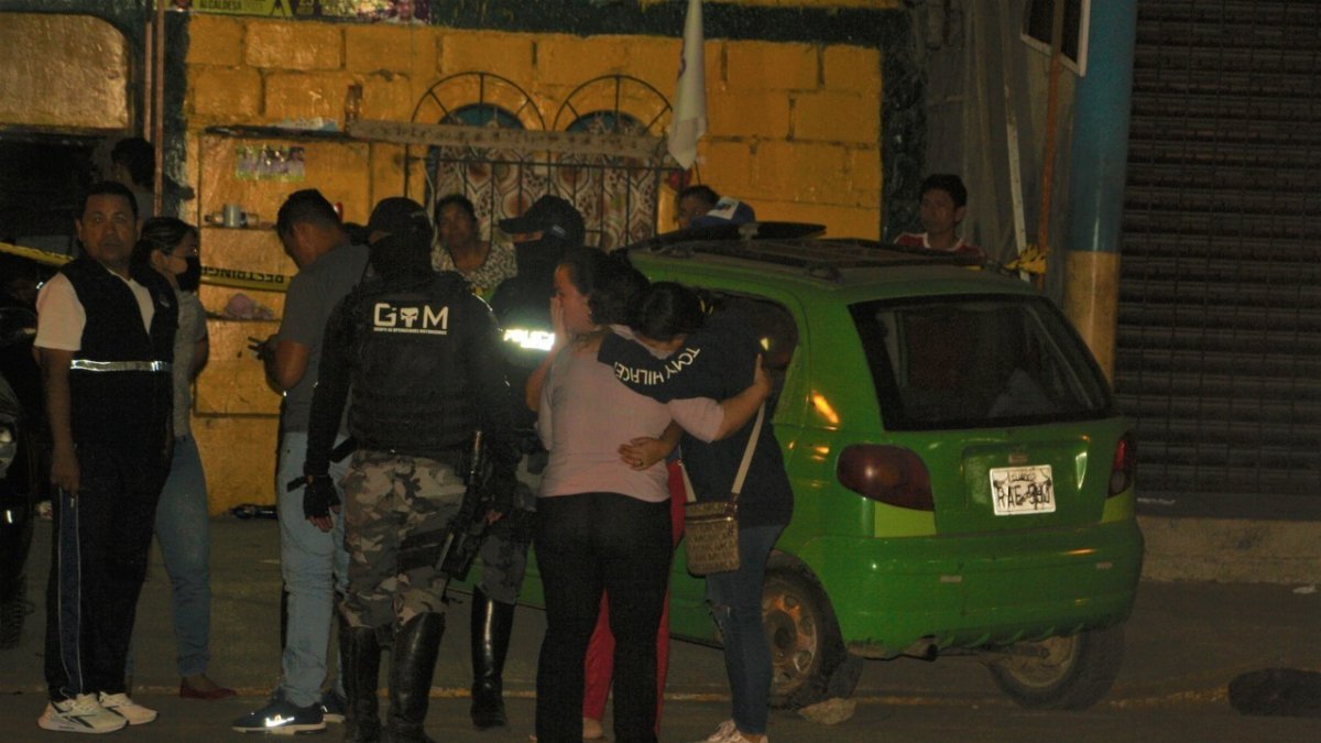 La Libertad. Allegados a la víctima acudieron al sitio donde se suscitó la tragedia para identificar el cuerpo.