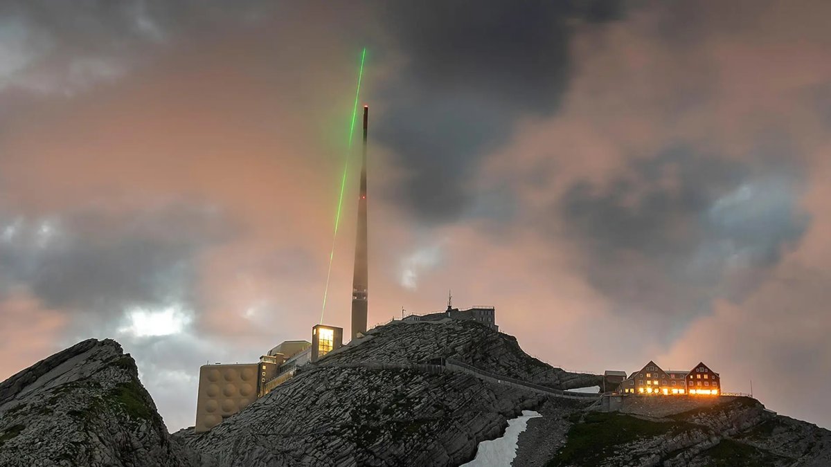Tecnología. El pararrayos láser en acción en una montaña de Suiza.