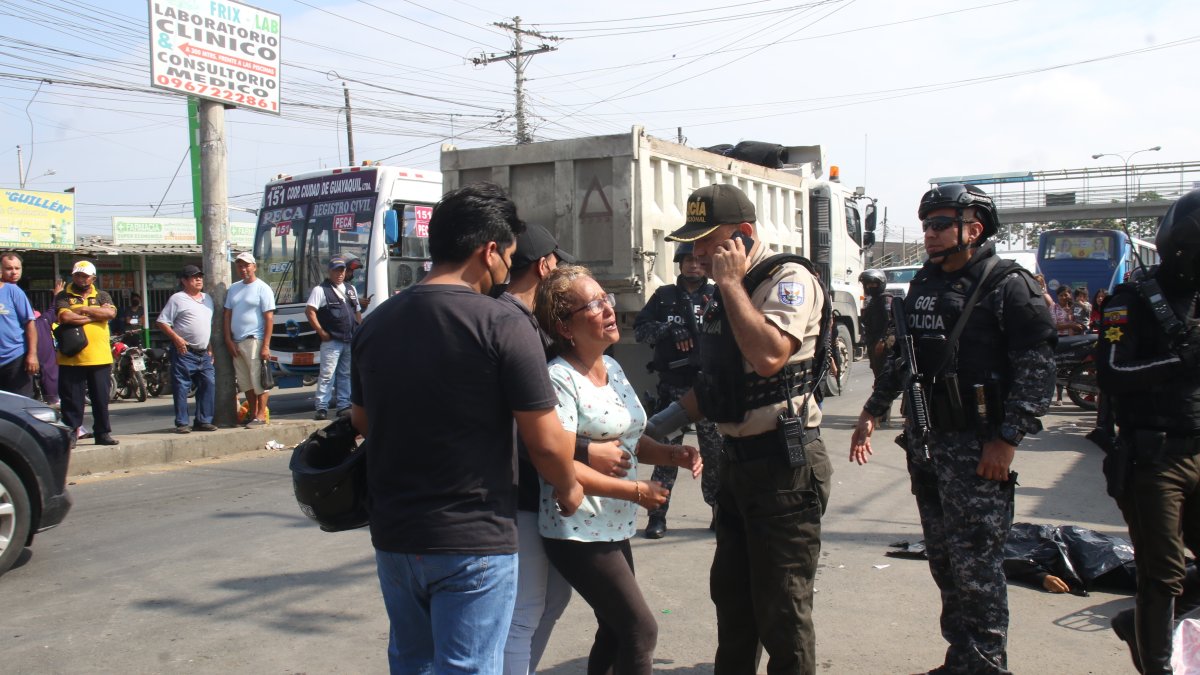 Tanto dolor. Familiares de los adolescentes asesinados lloraban desconsolados.