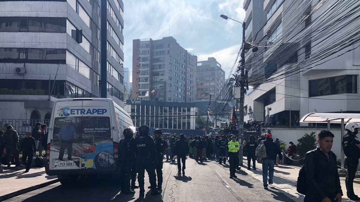 La mañana de este 18 de enero de 2023 trabajadores se tomaron las oficinas centrales de la empresa petrolera.