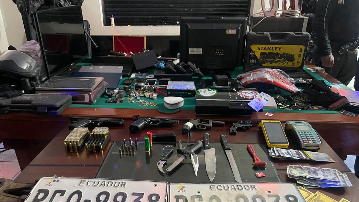 Evidencias. Armas, dispositivos para clonar tarjetas, placas de vehículos, son entre otros los elementos incautados.