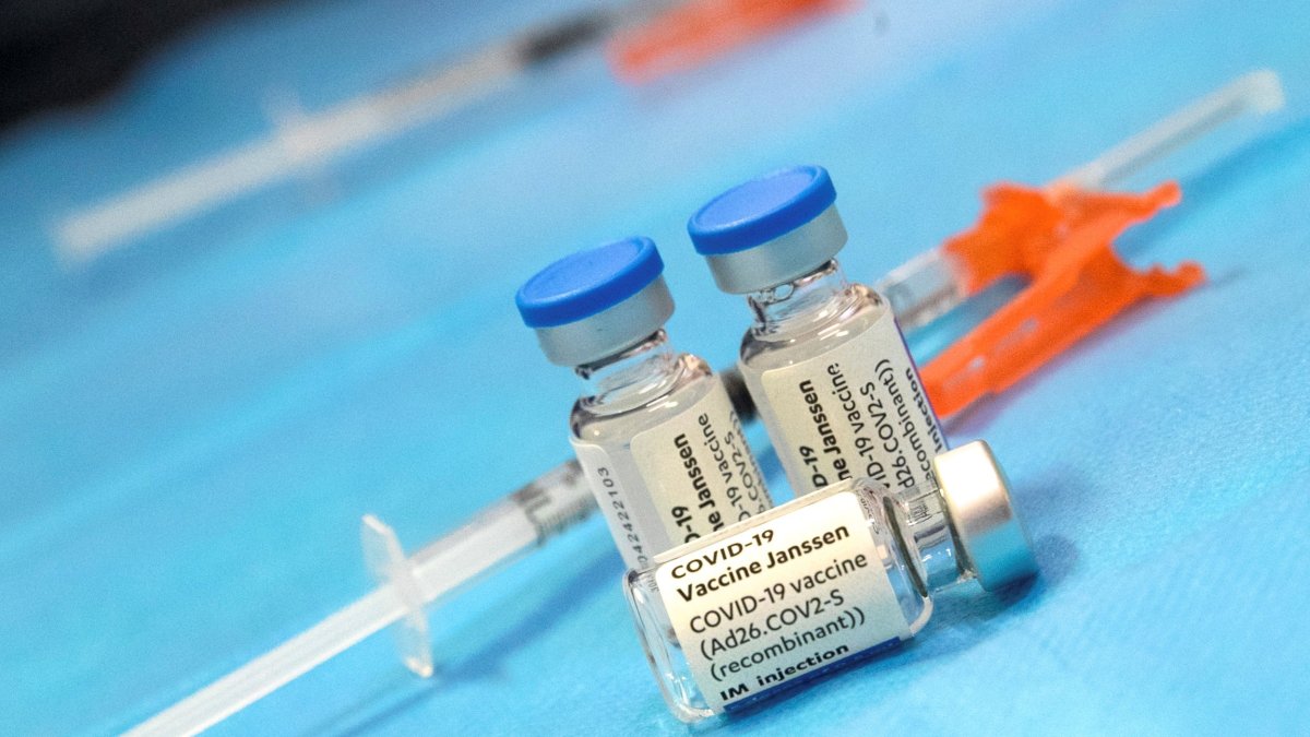 Fotografía de archivo en la que se registraron tres dosis de la vacuna de Janssen contra la Covid-19.