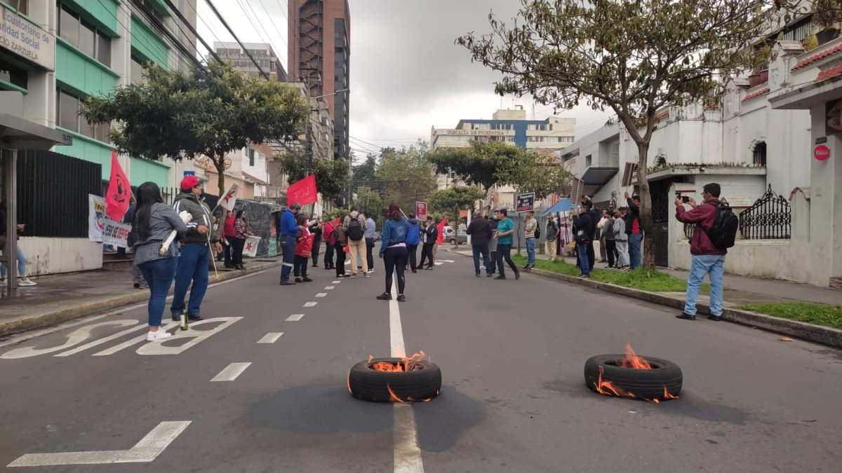 Acción. Un grupo de militantes de Unidad Popular en los exteriores del IESS.