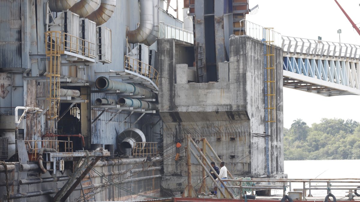 Choque. A finales de diciembre de 2022 una barcaza chocó contra el puente basculante que une al cantón Durán y la Isla Santay.