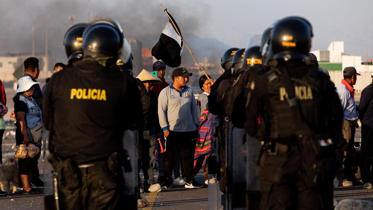 Enfrentamientos entre manifestantes y la policía en Perú.