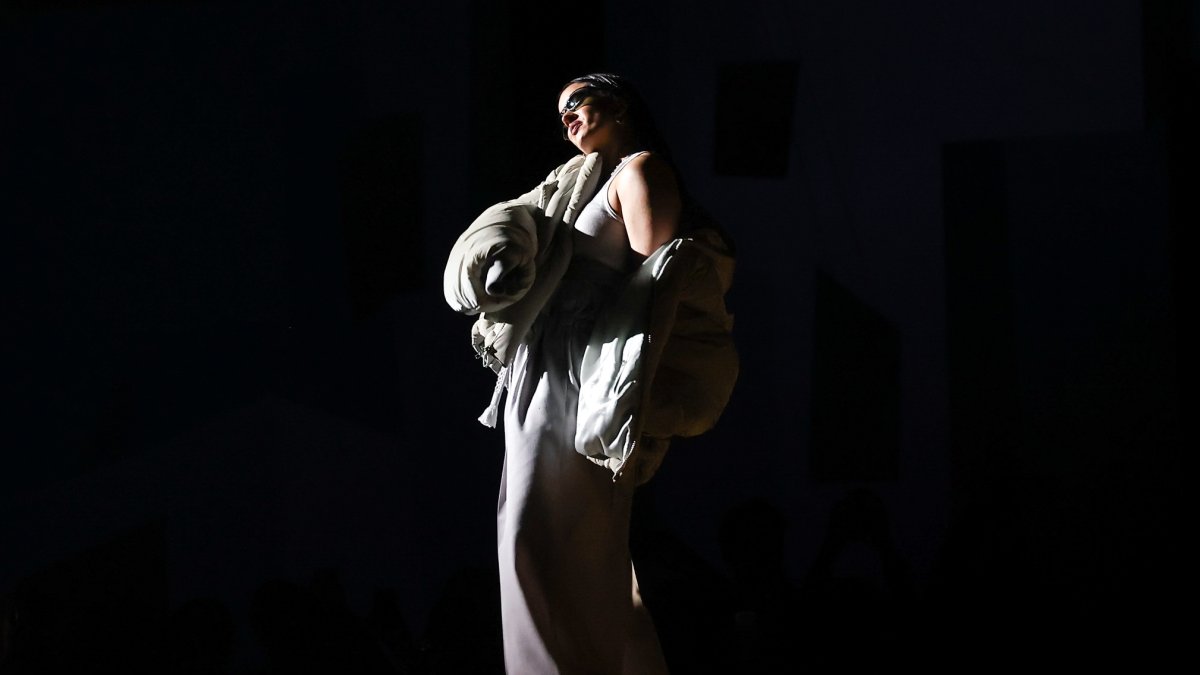 La cantante española Rosalía actúa durante la presentación de la Colección Otoño/Invierno 2023/2024 de Louis Vuitton en la Semana de la Moda de París este 19 de enero.