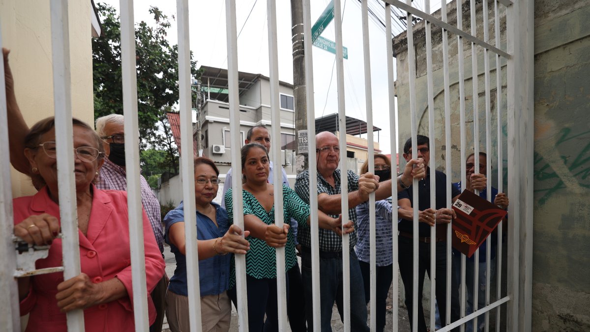 Un grupo de residentes de Samanes 1 se coloca en una puerta instalada en una peatonal.