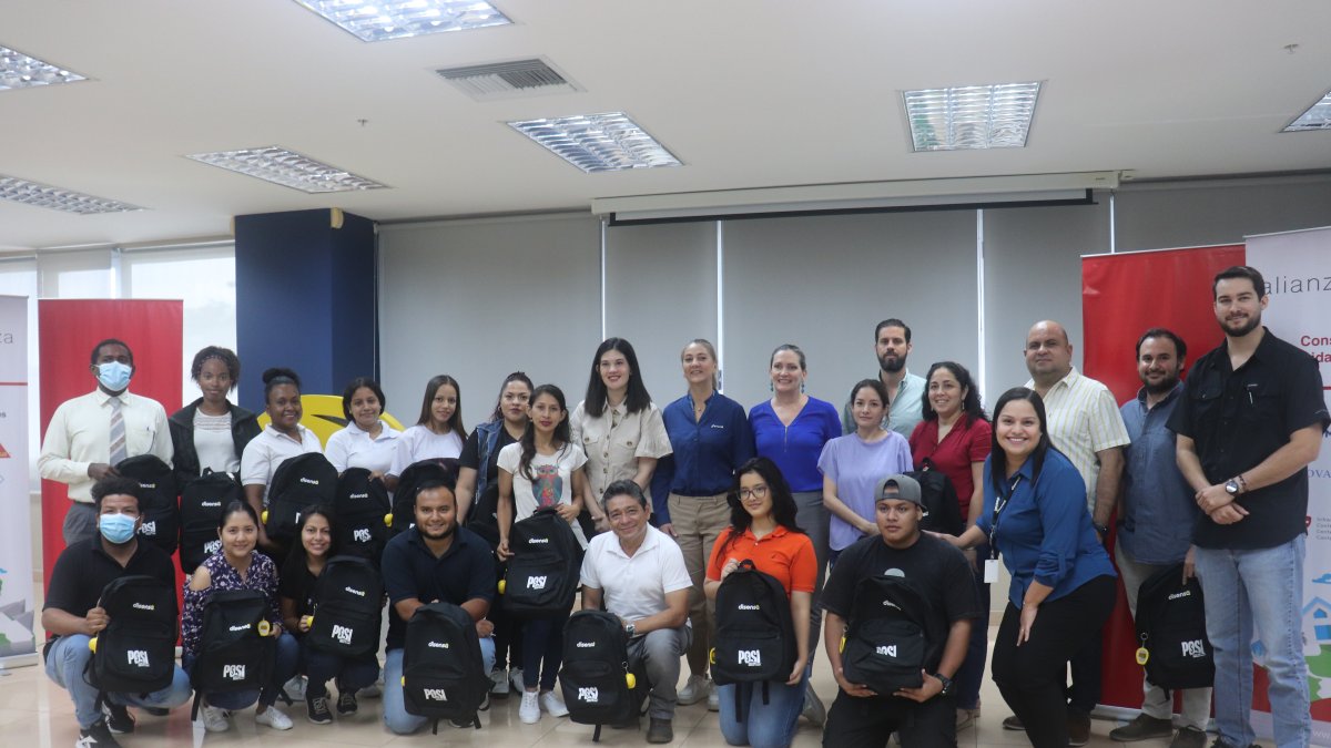 Pasantía.- Un grupo de alumnos que empiezan a adquirir experiencia laboral en las empresas.