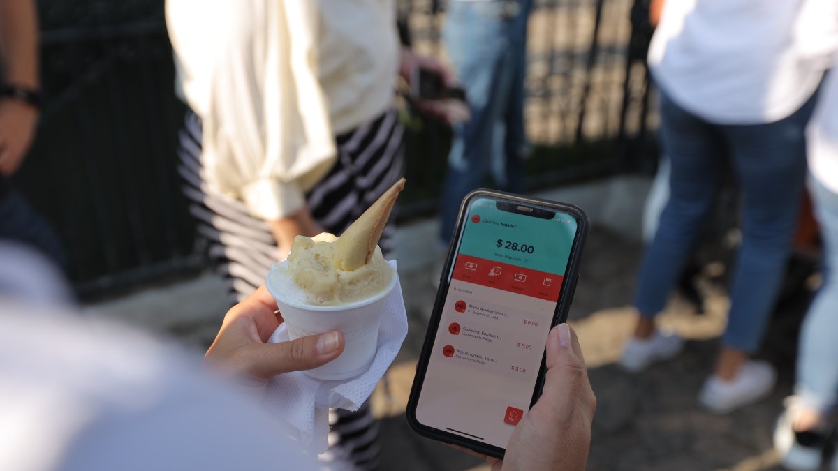 Usuario.- Una persona usa PeiGo desde su celular.