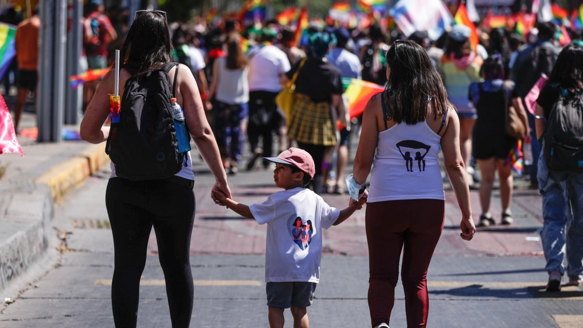 Una pareja de manifestantes acude a la Marcha del Orgullo en apoyo a la comunidad LGTBI, en Santiago (Chile), en una fotografía de archivo.
