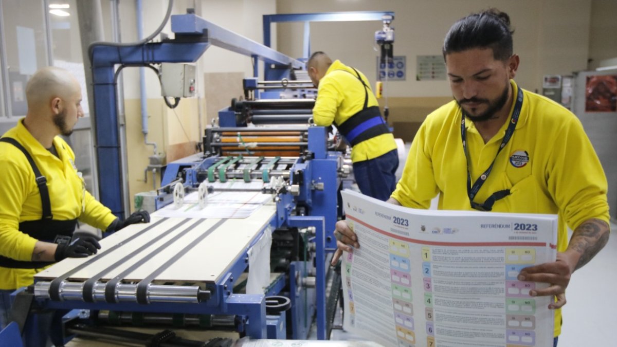 En las imprentas del IGM se intensifica el trabajo bajo la atenta mirada de los integrantes de las Fuerzas Armadas.