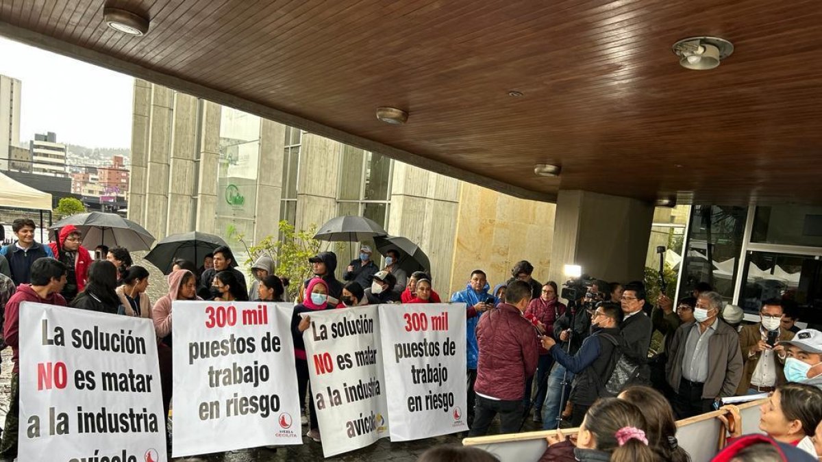 Plantón. Un grupo de avicultores fuera del Ministerio de Agricultura.