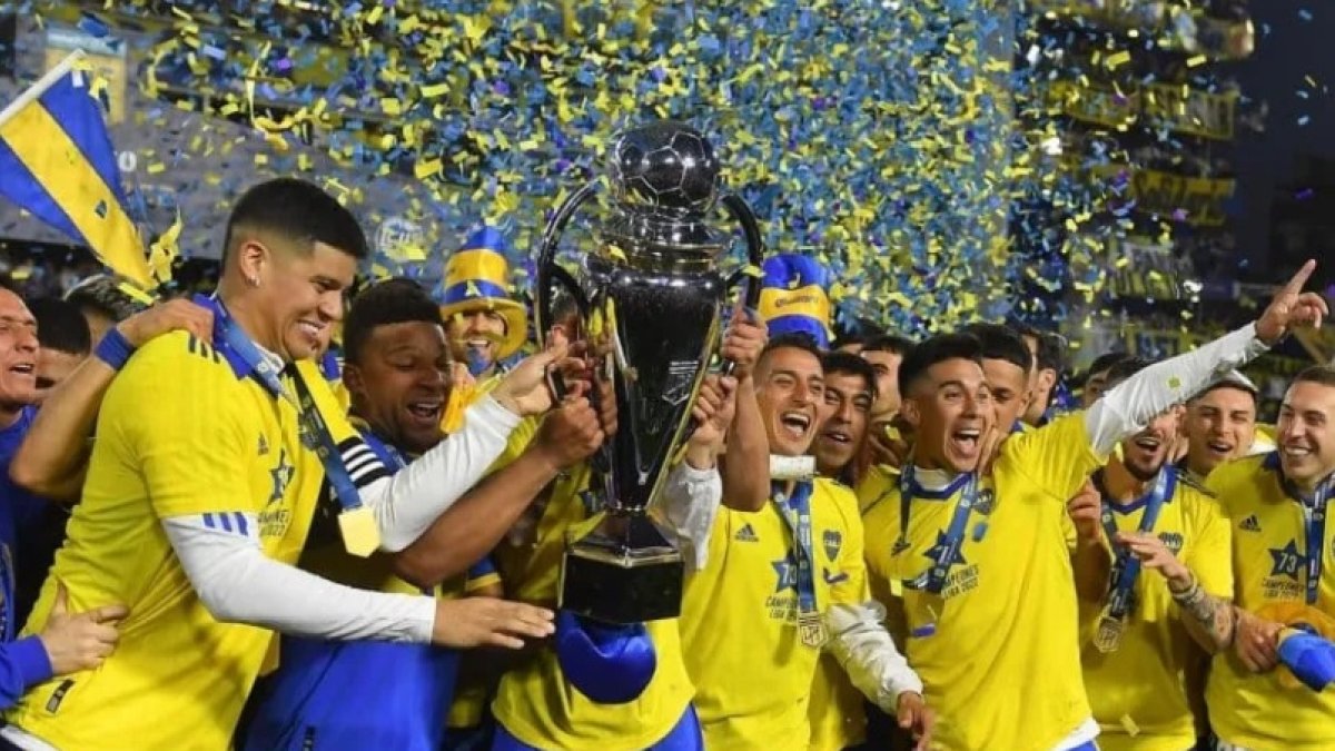 Boca ya le ganó la Liga 2022 a Racing y busca repetirla en Emiratos.