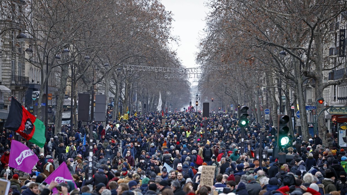 Manifestantes se manifiestan durante una huelga nacional contra la reforma gubernamental del sistema de pensiones, en París, Francia, el jueves 19 de enero de 2023.