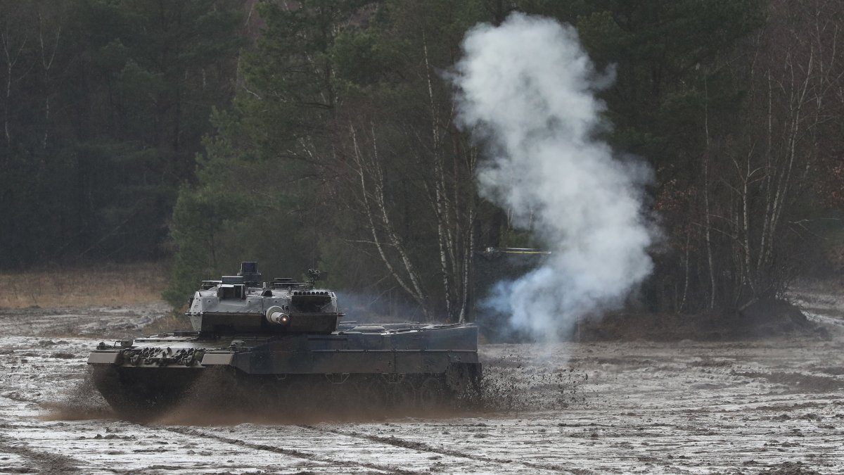 Un tanque de combate Leopard 2 en acción durante unos ejercicios de la 9ª Brigada Panzerlehr de la Bundeswehr alemana en Munster, Alemania, el 7 de febrero de 2022.  