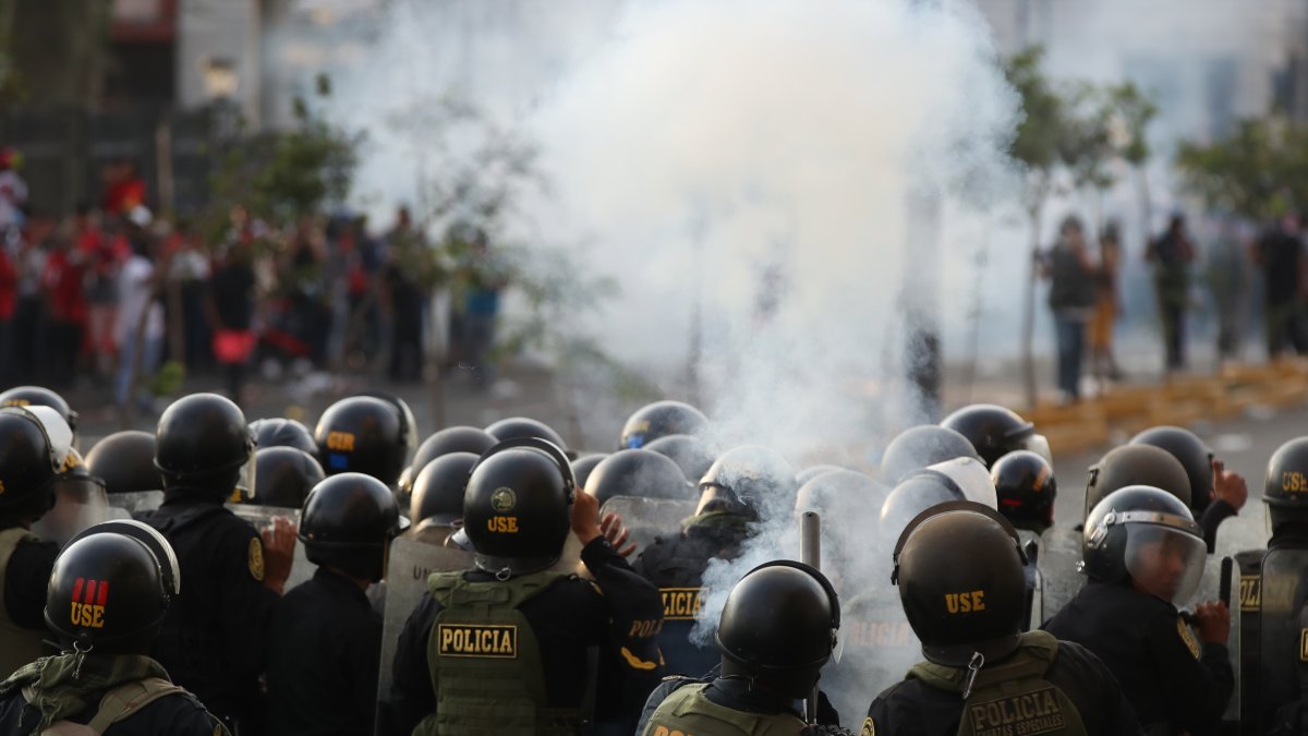 Policías se enfrentan con manifestantes durante la 