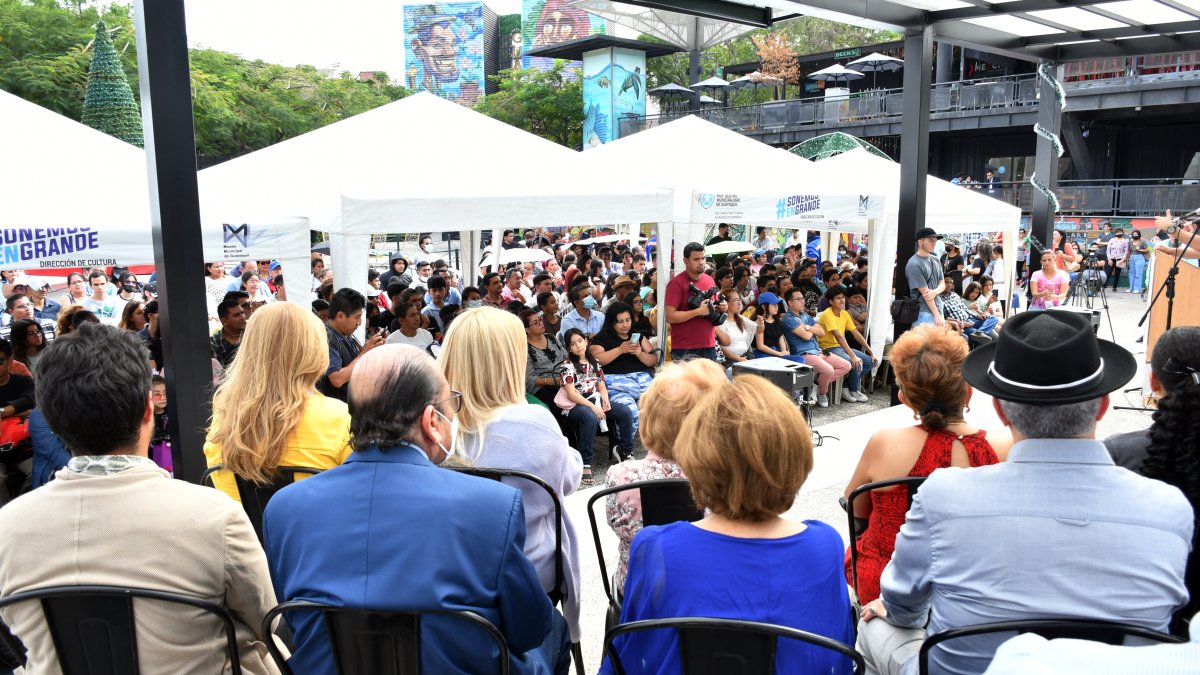 Guayarte. Decena de aspirantes esperan turno.
