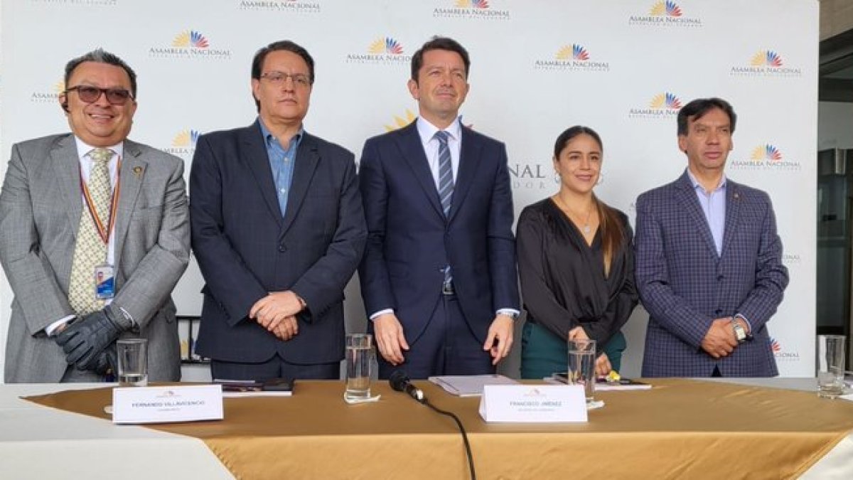 Legisladores. Los miembros del Frente Parlamentario Anticorrupción han entregado dos listas de políticos señalados por sus nexos oscuros.