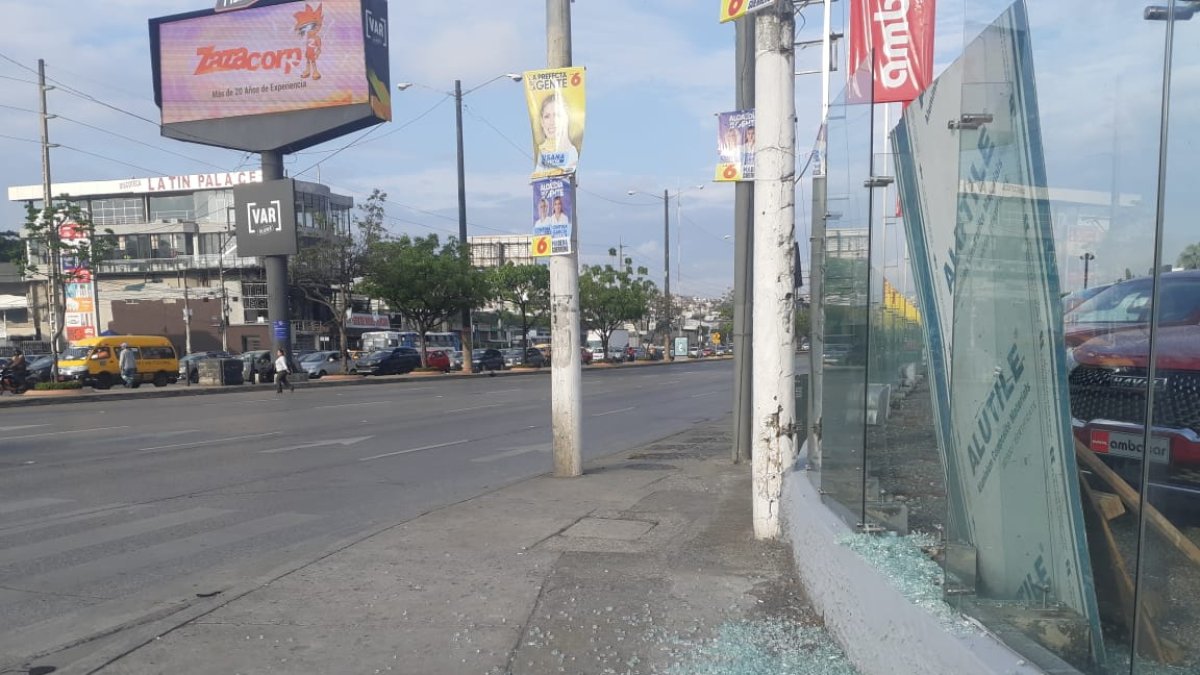 Un vidrio de una concesionaria de la zona se partió al ser impactado por los proyectiles.