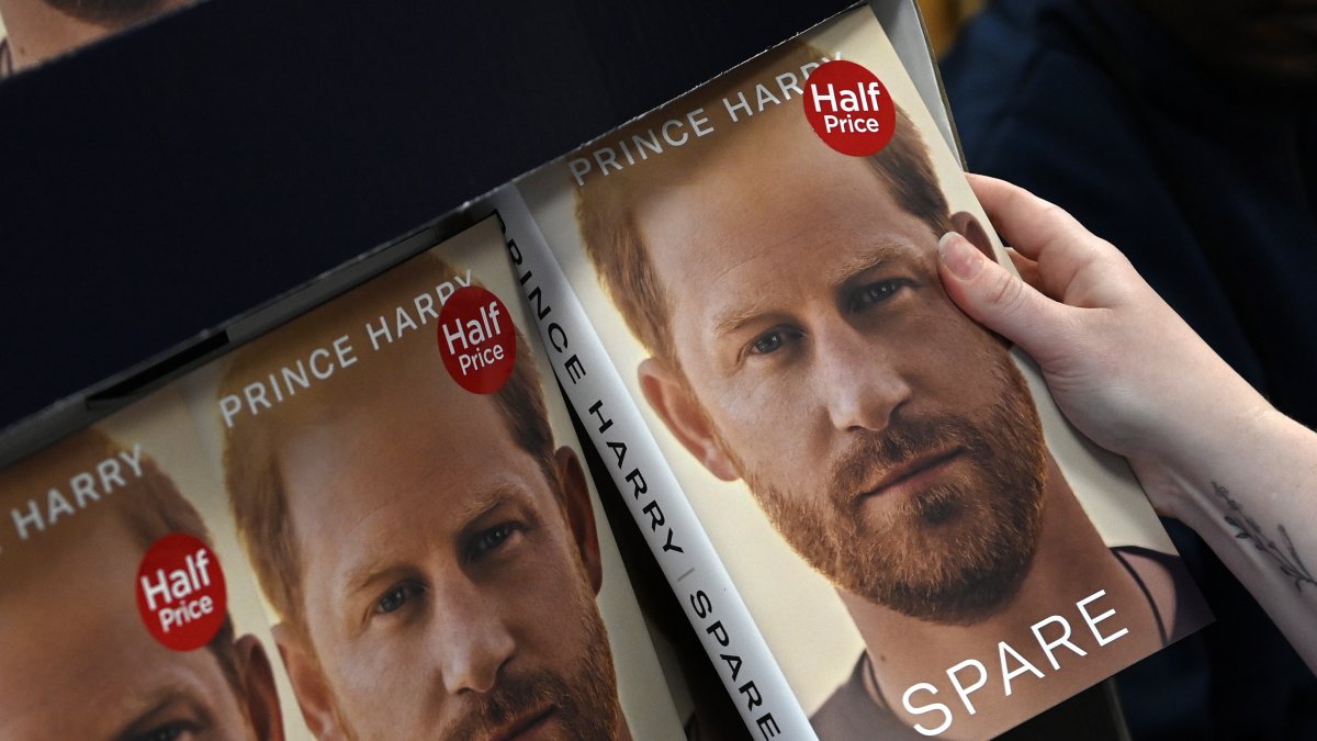 Ejemplares en inglés del libro de memorias del príncipe Enrique.