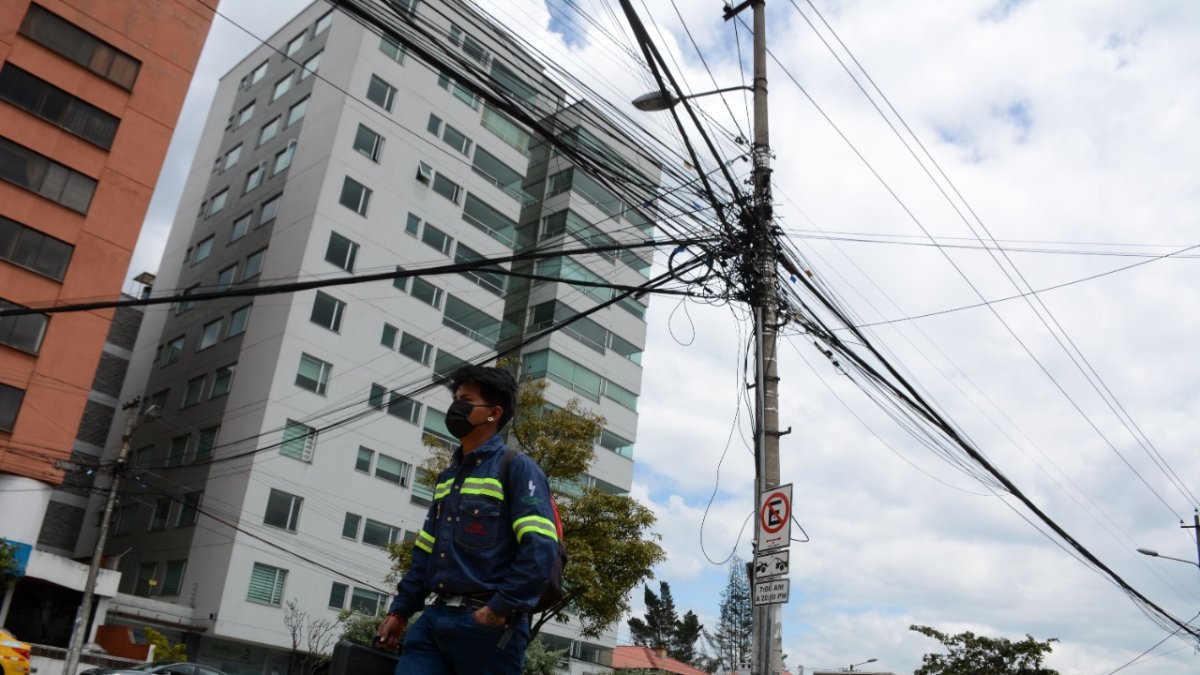 Las avenidas de la capital están llenas de cables eléctricos.