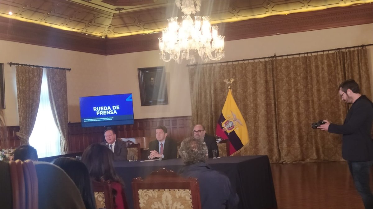 Los ministros del Interior, Juan Zapata; de Gobierno, Francisco Jiménez; y el secretario de la Administración, Iván Correa hablaron de los allanamientos.