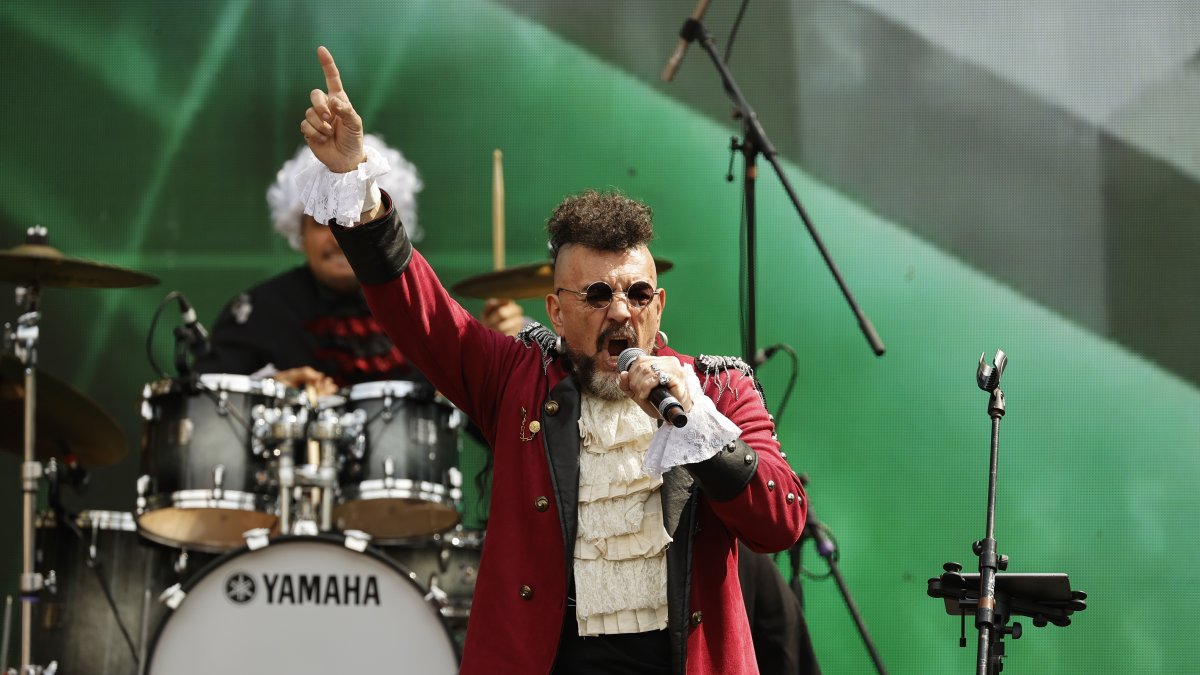 El vocalista del grupo musical Tocada y Fuga Sergio Arau participa durante una rueda de prensa hoy, en Ciudad de México (México).