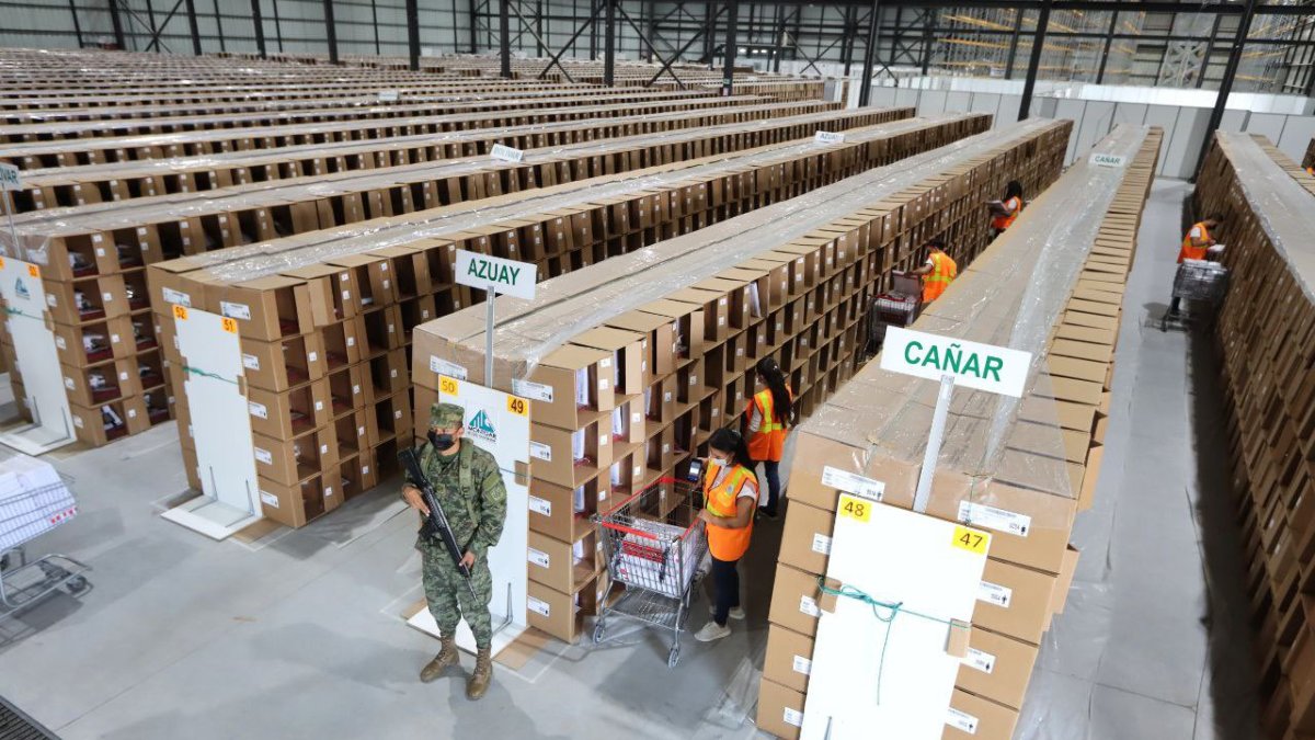 Referencia. Las autoridades del CNE realizaron un recorrido para verificar los procesos que garanticen la distribución segura de los paquetes electorales