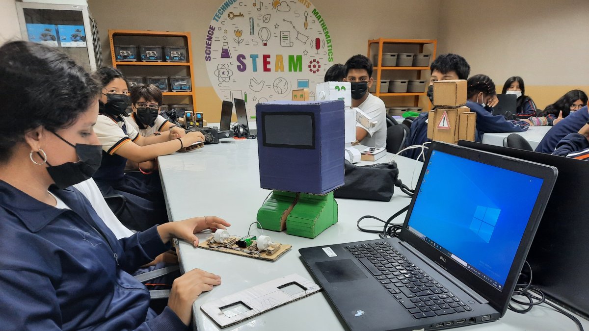 Estudiantes del José Domingo de Santistevan utilizaron materia reciclado para elaborar sus proyectos de robótica.