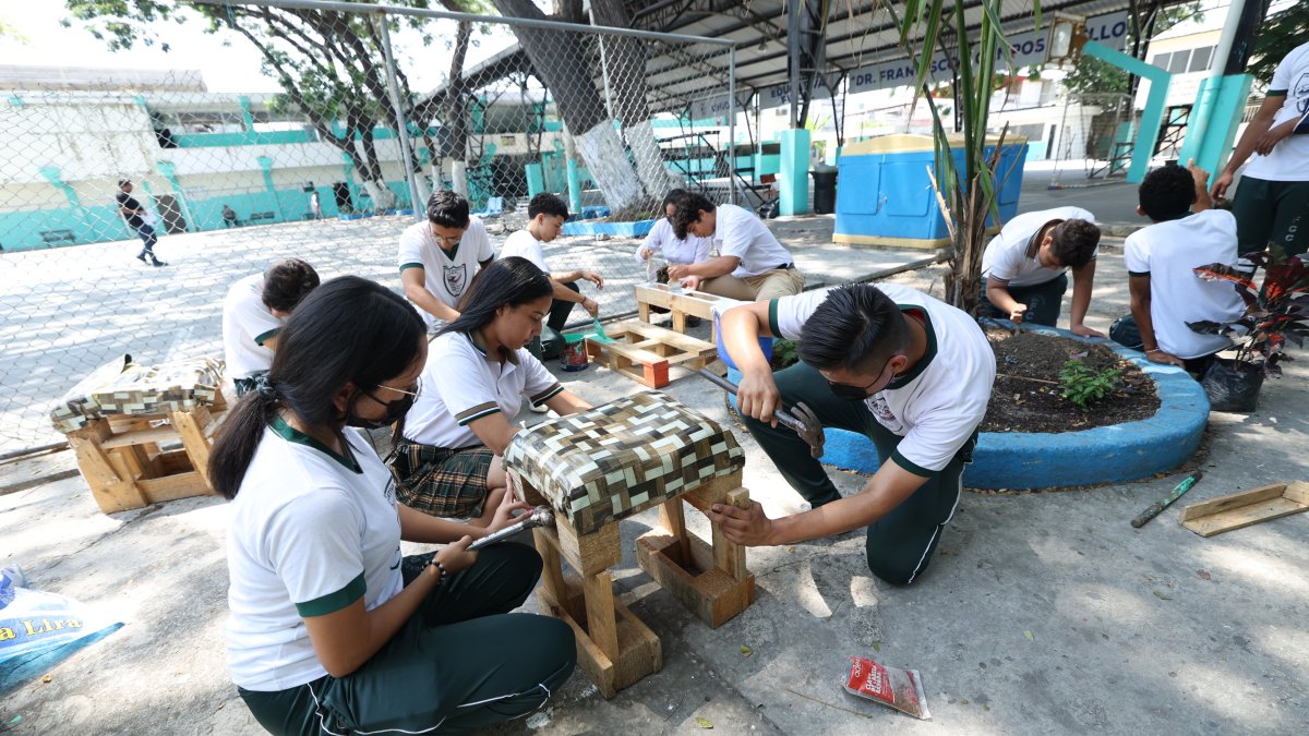 Los estudiantes del Francisco Campos Coello elaboran bancos, silla y mesas con pedazos de palet, que mejoran la vista del plantel.