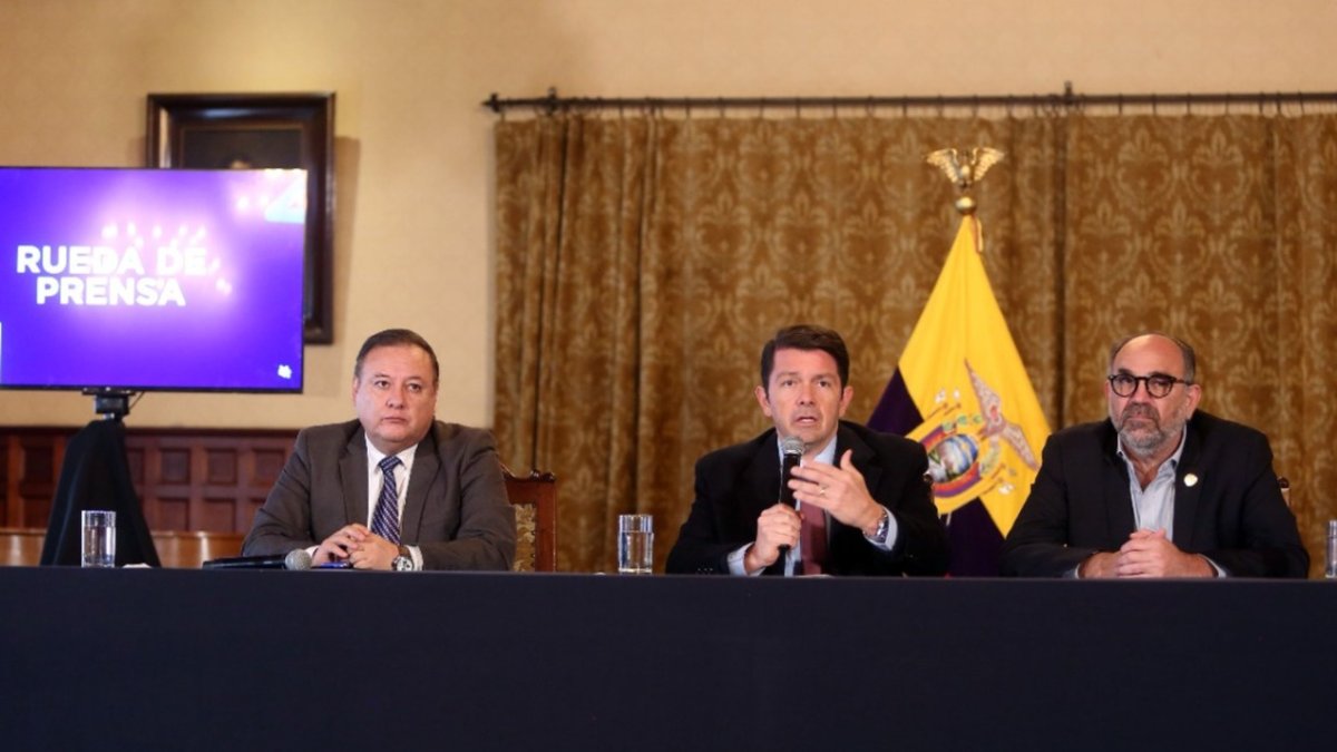 Los ministro del Interior, Juan Zapata; de Gobierno, Francisco Jiménez; y el secretario de la Administración, Iván Correa, dieron ayer la cara.