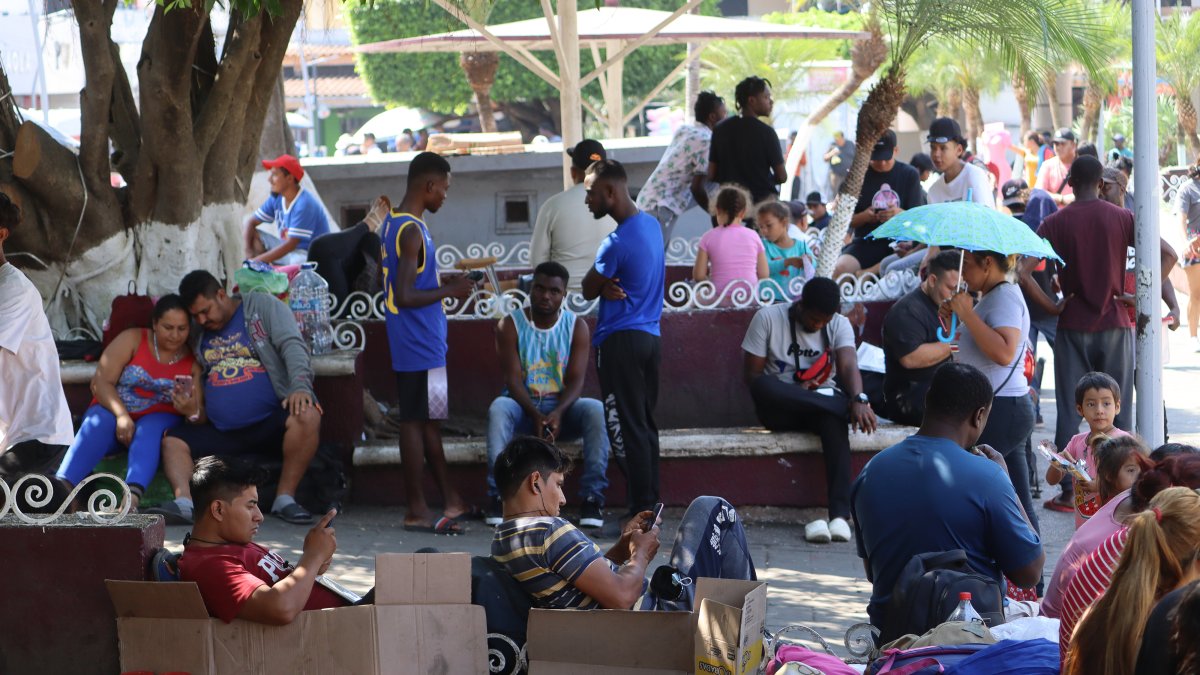 Migrantes permanecen hoy viernes 20 de eenro  en la plaza principal en la Ciudad de Tapachula en el estado de Chiapas (México). 