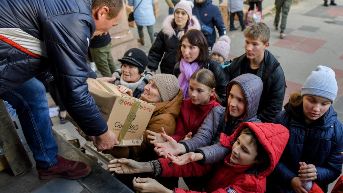 Fotografía de archivo de entrega de ayuda humanitaria en la ciudad ucraniana de Jersón.