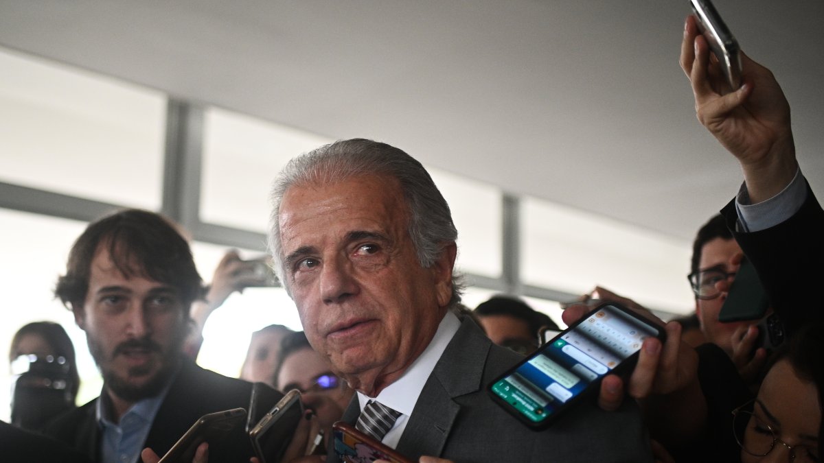 El ministro de Defensa de Brasil, José Mucio, habla hoy viernes 20 de enero tras una reunión de la cúpula de las fuerzas militares con el presidente Luiz Inácio Lula da Silva,  André Borges