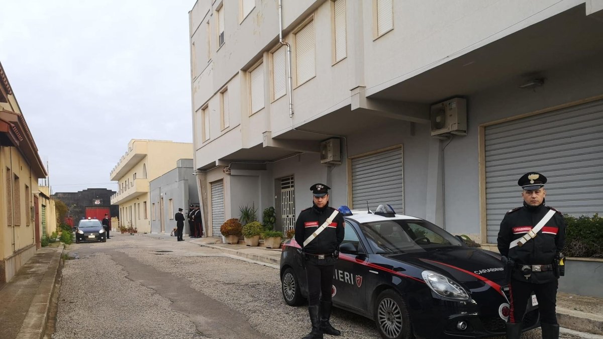 Agentes de la policía italiana ante la casa donde se escondía el jefe de la Casa Nostra, Matteo Messina Denaro. EFE/I
