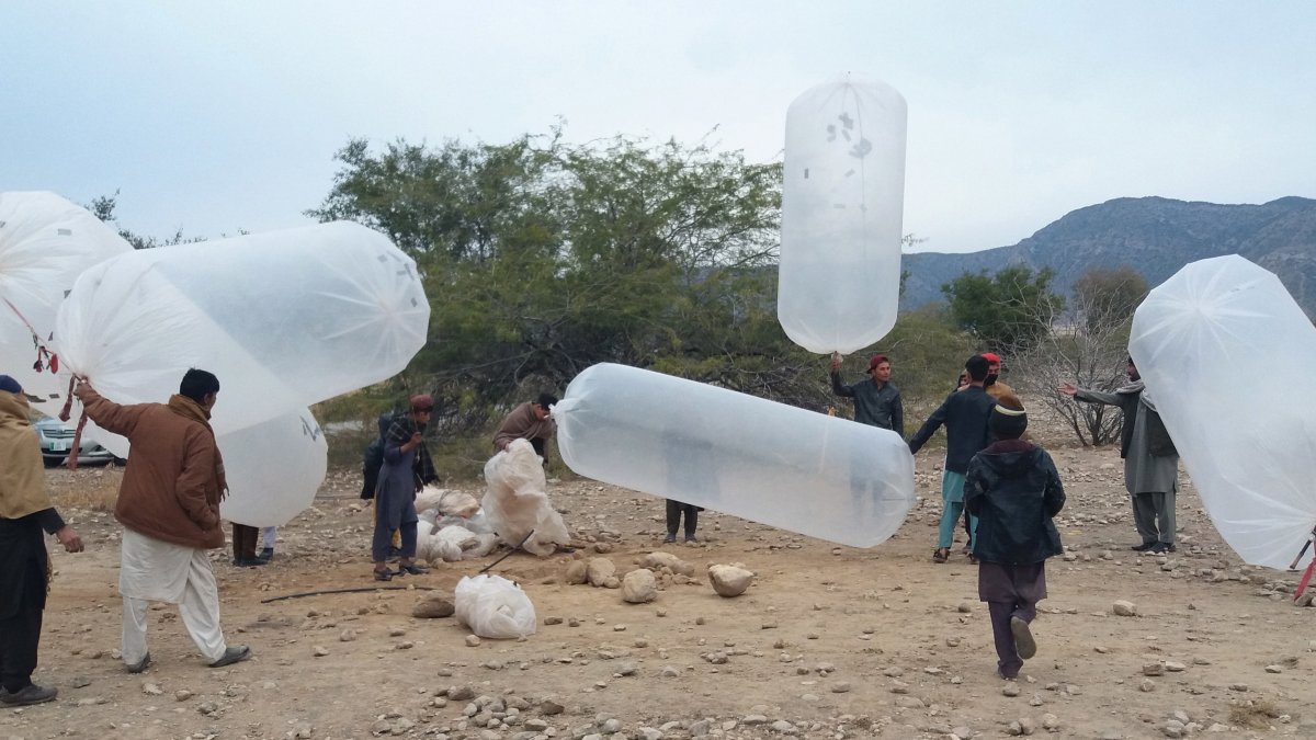Los residentes locales llenan bolsas de plástico con gas natural para cocinar en casa, en el distrito de Karak, en el noroeste de Pakistán, 