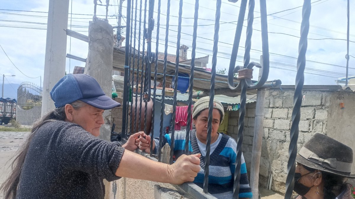Ambato. Familiares del  locutor atropellado en Nueva Jersey, se muestran afectados por su deceso.