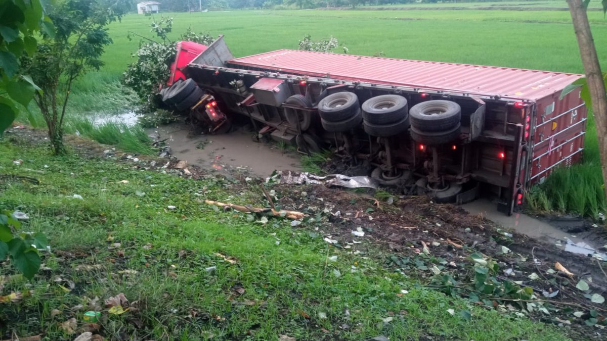 Nobol. El tráiler aparece derrapado a un costado de la vía Perimetral.