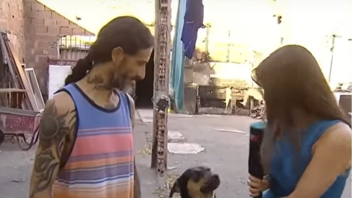 Gabriel Gómez en Rafael Castillo, una localidad rural de la provincia de Buenos Aires, aparece junto a su perro.