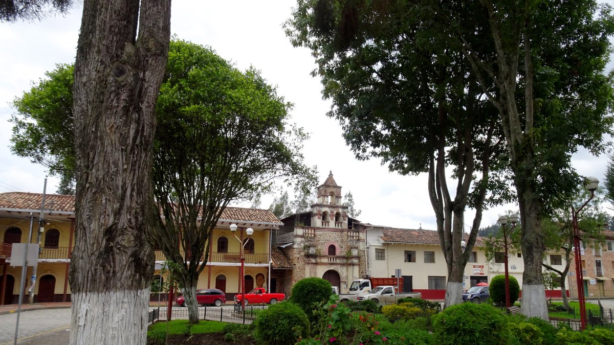 Paisaje. El parque central aparece rodeado de construcciones antiguas.