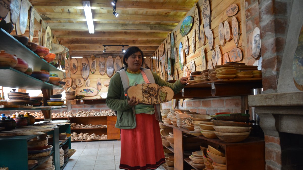 Oyacachi. Una mujer artesana muestra uno de sus trabajos.