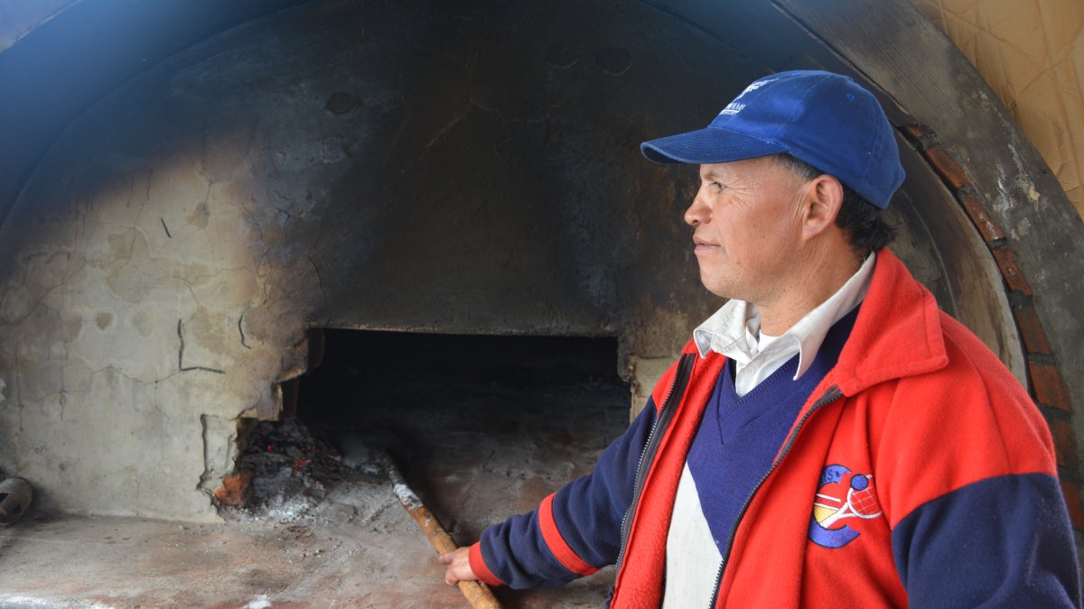 Salasaka. Segundo Masaquiza muestra el horno que tiene en su casa.