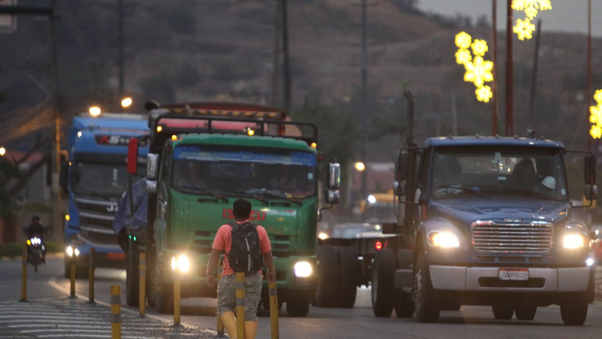 Control vehicular. Los dauleños piden una solución al tráfico constante que se visibiliza en la avenida León Febres Cordero. Apuntan como causa del intenso tráfico el paso constante de carros pesados.