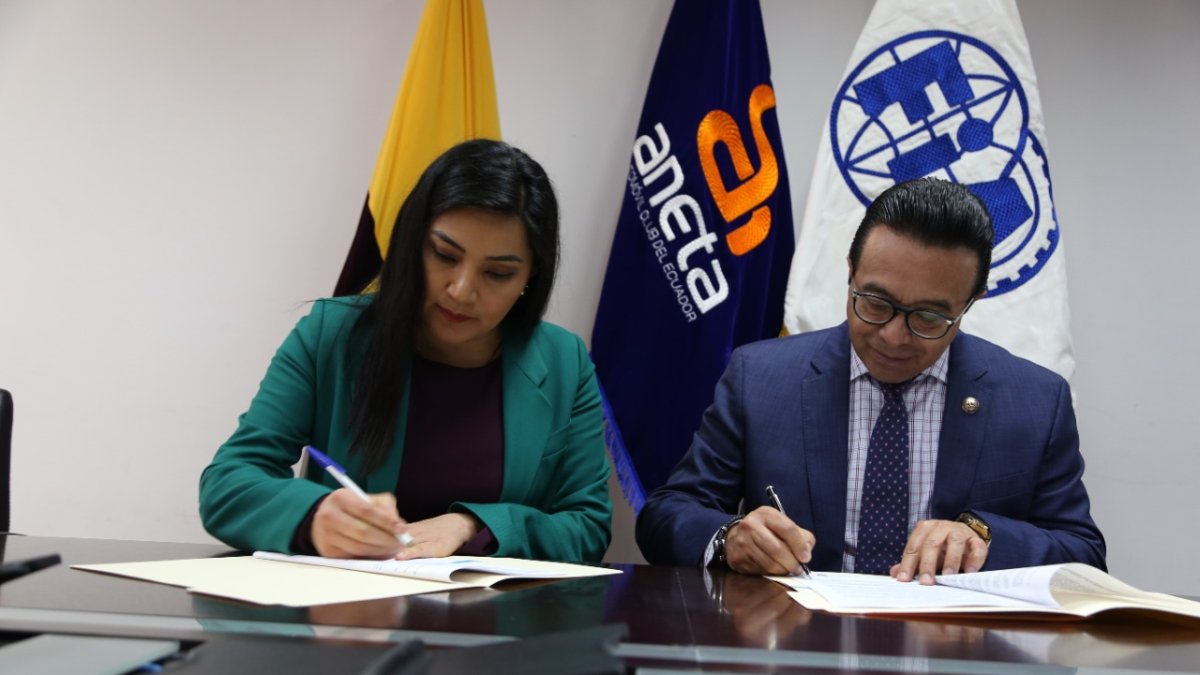 La Viceministra de Electricidad y Energía Renovable, Enith Carrión y por el Gerente General de ANETA, Gorki Obando.