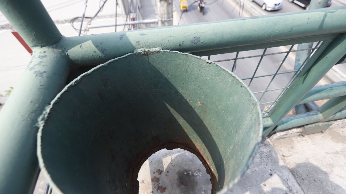 Tacho dañado en el puente peatonal del kilometro 4.5 de la vía a Daule.