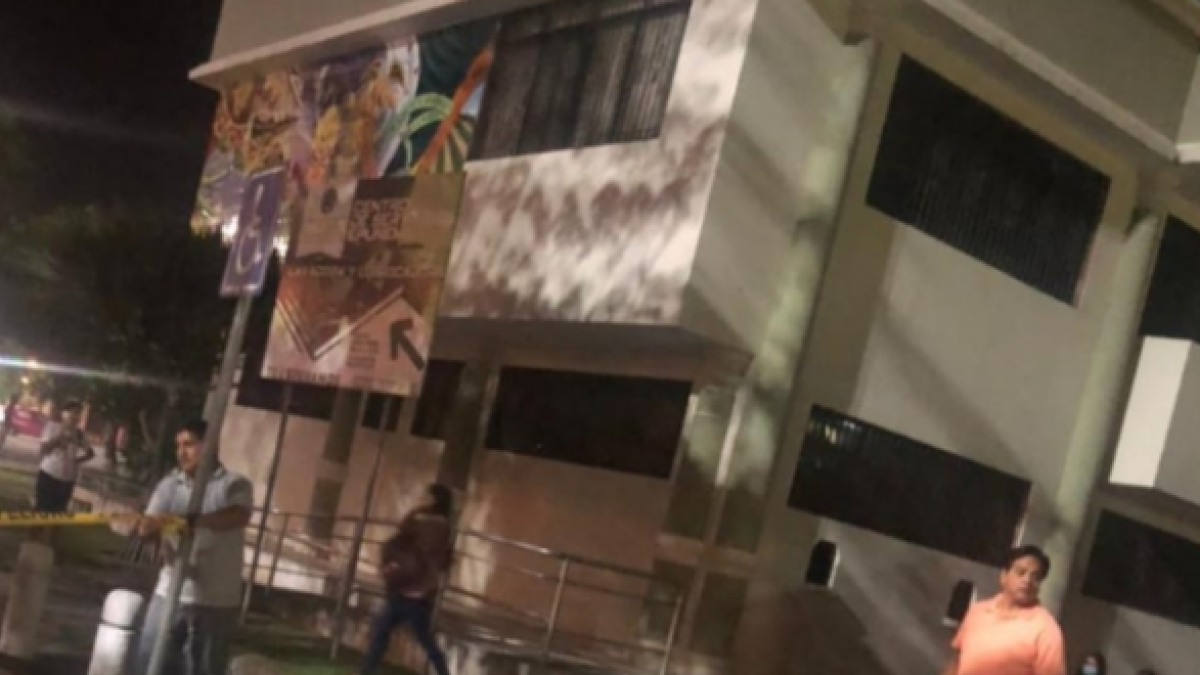 La joven salía de rendir un examen cuando fue atacada por sujetos en moto