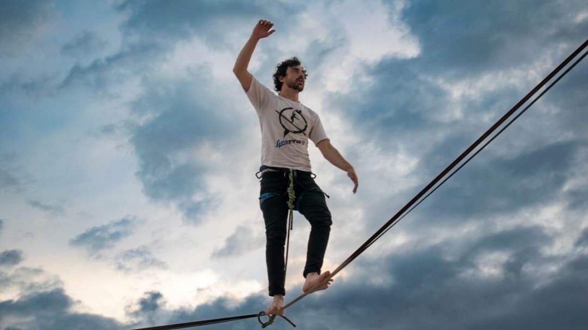 La modalidad que consiste en caminar sobre una cuerda de un punto a otro. En Ambato se lo hizo entre las cúpulas de la Catedral.