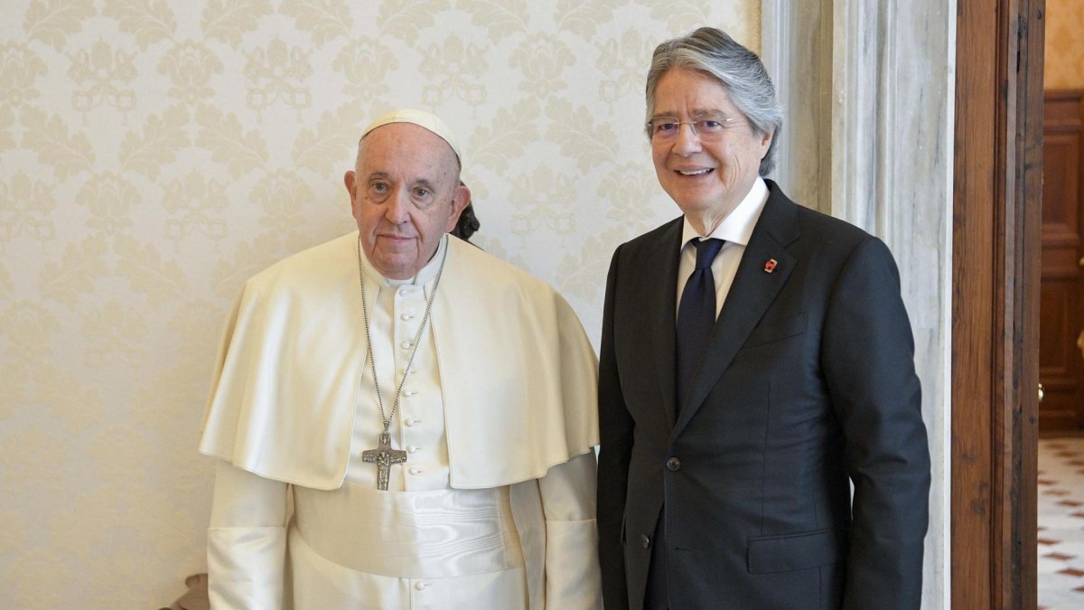 El papa Francisco (I) y el presidente de Ecuador, Guillermo Lasso Mendoza, en el Vaticano.
