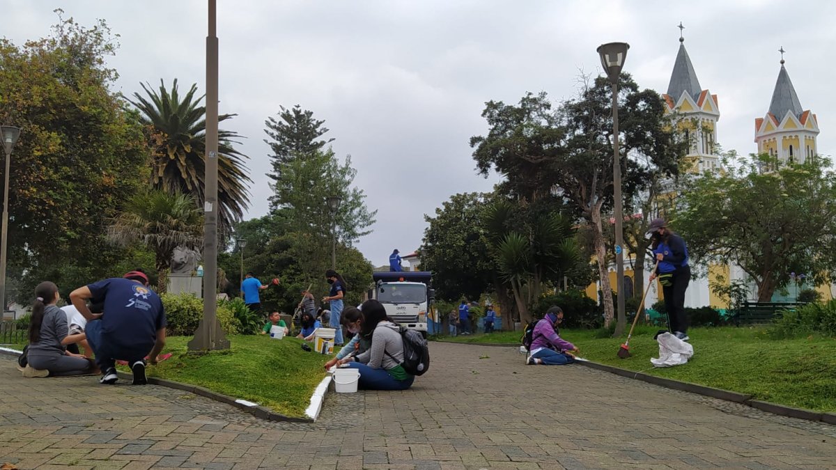 El césped estaba desbordado lo que facilitaba que los indigentes, pero también los delincuentes, se camuflen.